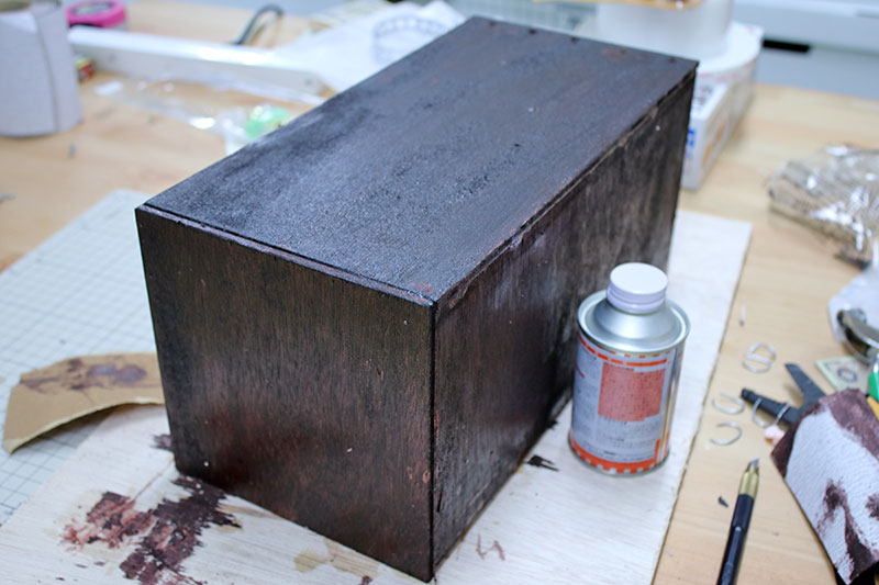 ニスを塗った木箱