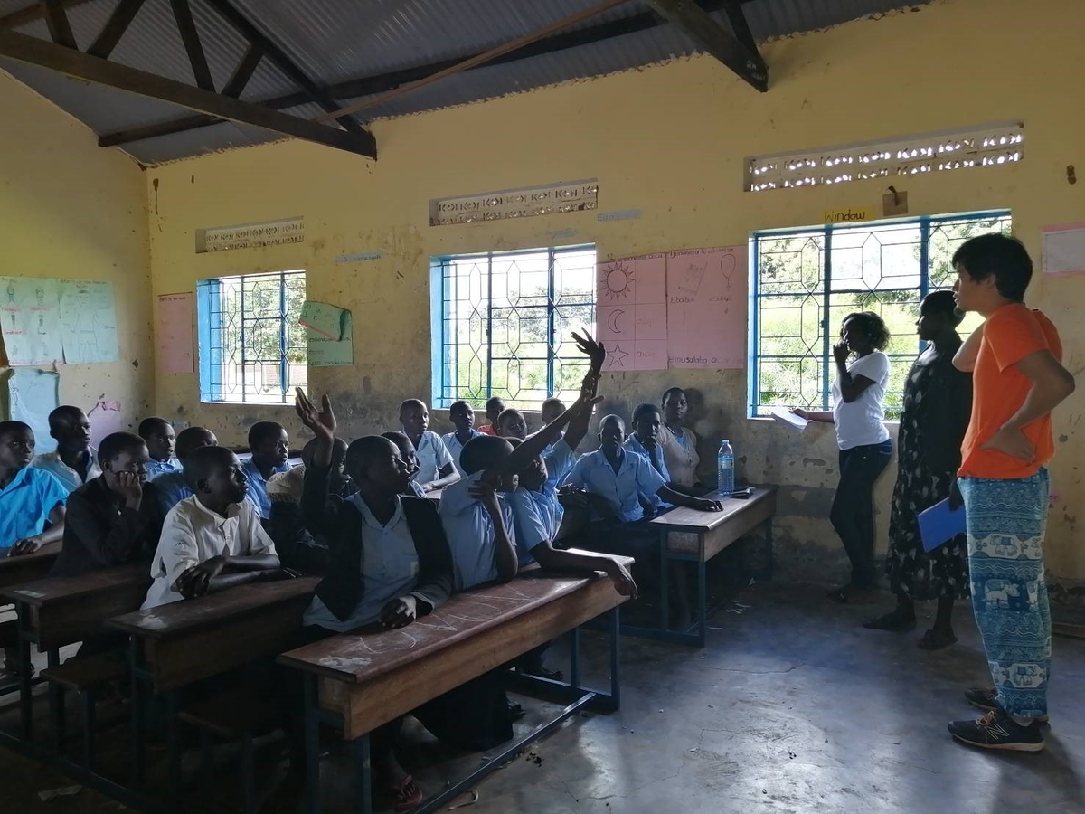 ウガンダ北東部の小学校で布ナプキン製作のトレーニングを行う様子
