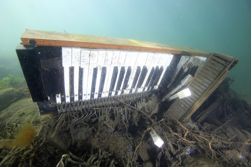 海底で見つけたアップライトピアノ