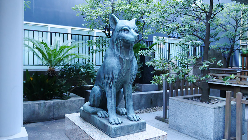 これもオオカミの狛犬（東京渋谷区・宮益御嶽神社）