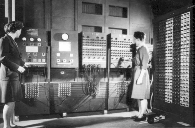 ENIAC を操作している写真