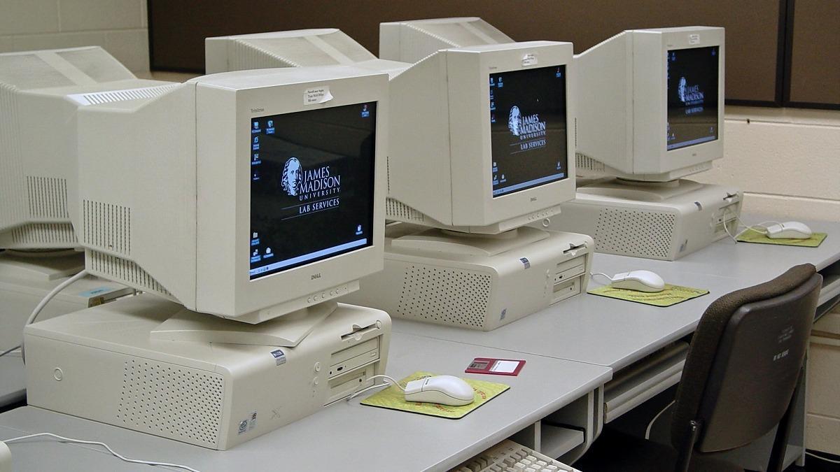 ▲このCRTディスプレイが大量に並ぶ当時のパソコン室は何やら物々しい（Photo by Ben Schumin）