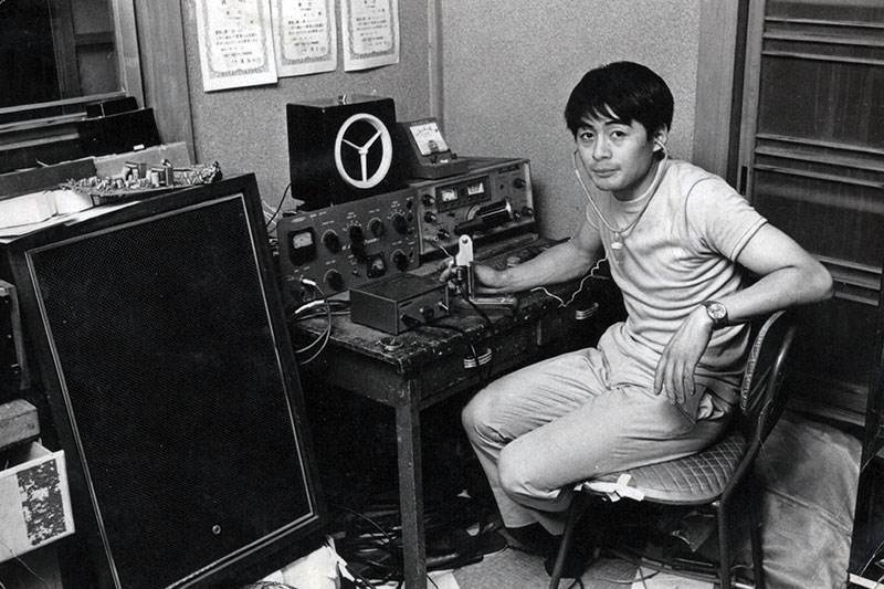 若かりし頃の大橋さんと自作無線機とオーディオ。 無線コンテストの賞状も貼ってある