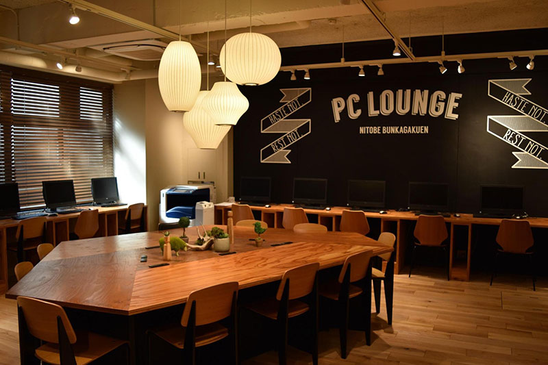 新渡戸文化学園内のPC LOUNGE　カフェやコワーキングスペースのように快適な空間だ。