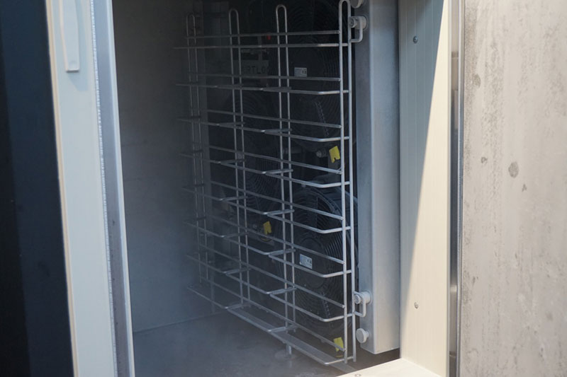 特殊冷凍機「アートロックフリーザー」内部の複数の冷却ファン